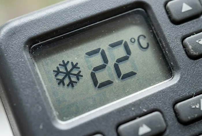 Écran LCD de télécommande de climatiseur indiquant 22°C et le mode froid avec le flocon