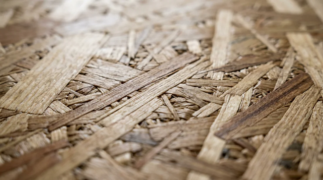Gros plan sur la texture et la finition d'un panneau de bois OSB