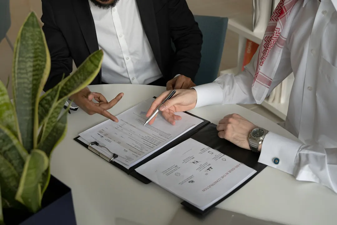 Propriétaire et locataire discutant des termes du contrat de location.