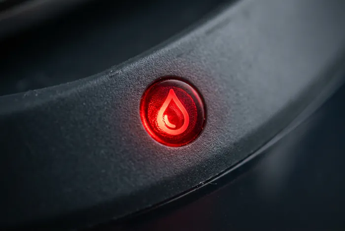 Gros plan sur le voyant rouge eau d'une centrale vapeur Calor